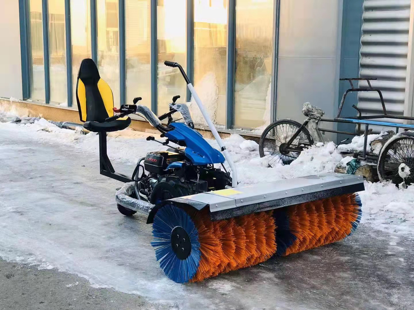 齐齐哈尔扫雪车抛雪机厂家：打造高效扫雪利器